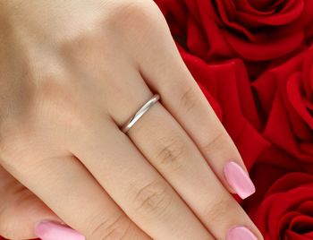 Elegancki pierścionek z białego złota próby 585, ozdobiony trzema brylantami o łącznej masie 0,20 ct, czystości P i barwie H. Idealny na prezent i wyjątkowe okazje.5.jpg